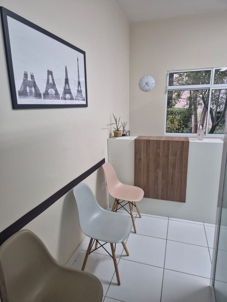Recepção e sala de espera da clínica odontológica Linhart Dental Care