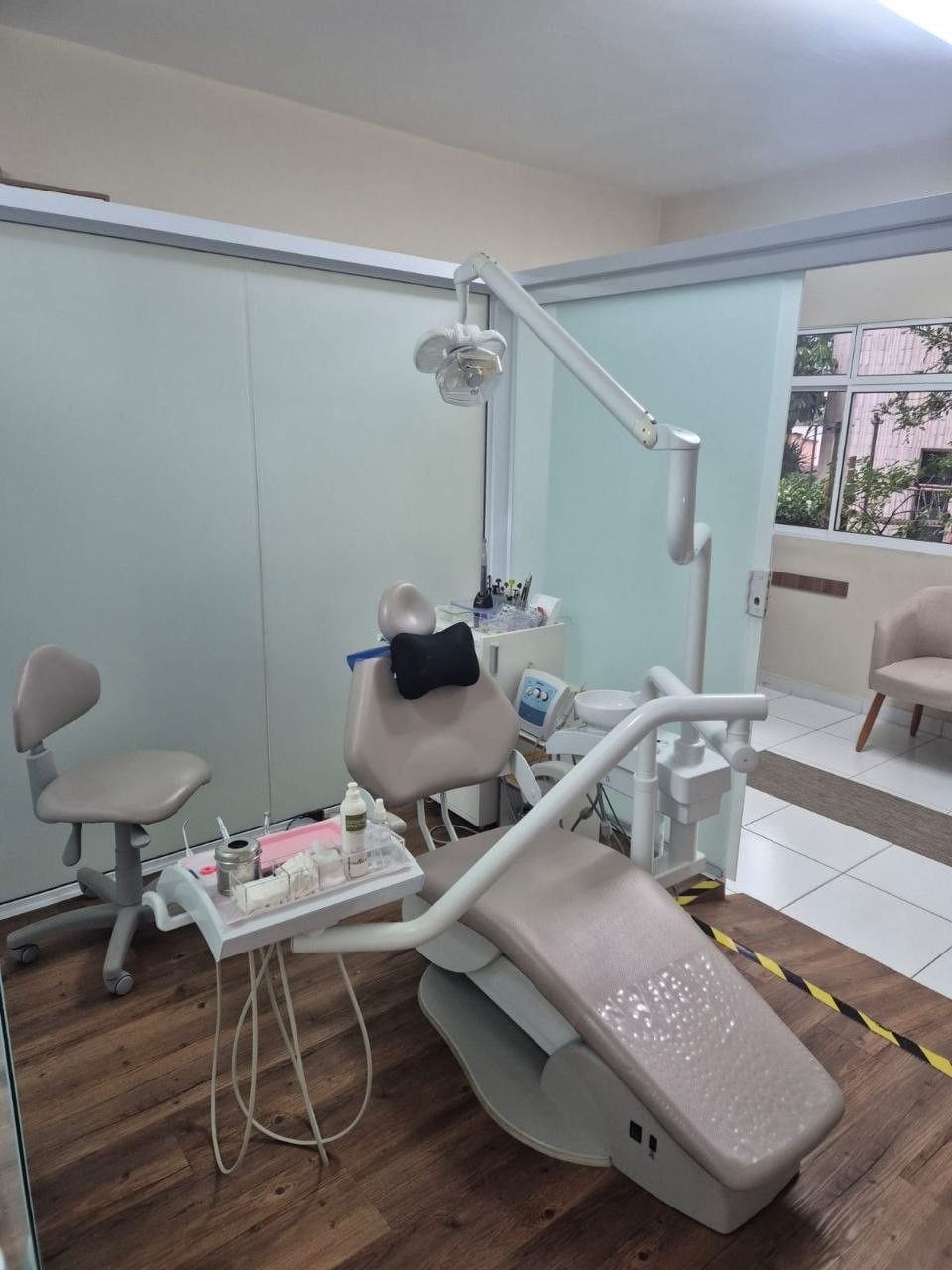 Sala de atendimento odontológico com iluminação natural na Linhart Dental Care