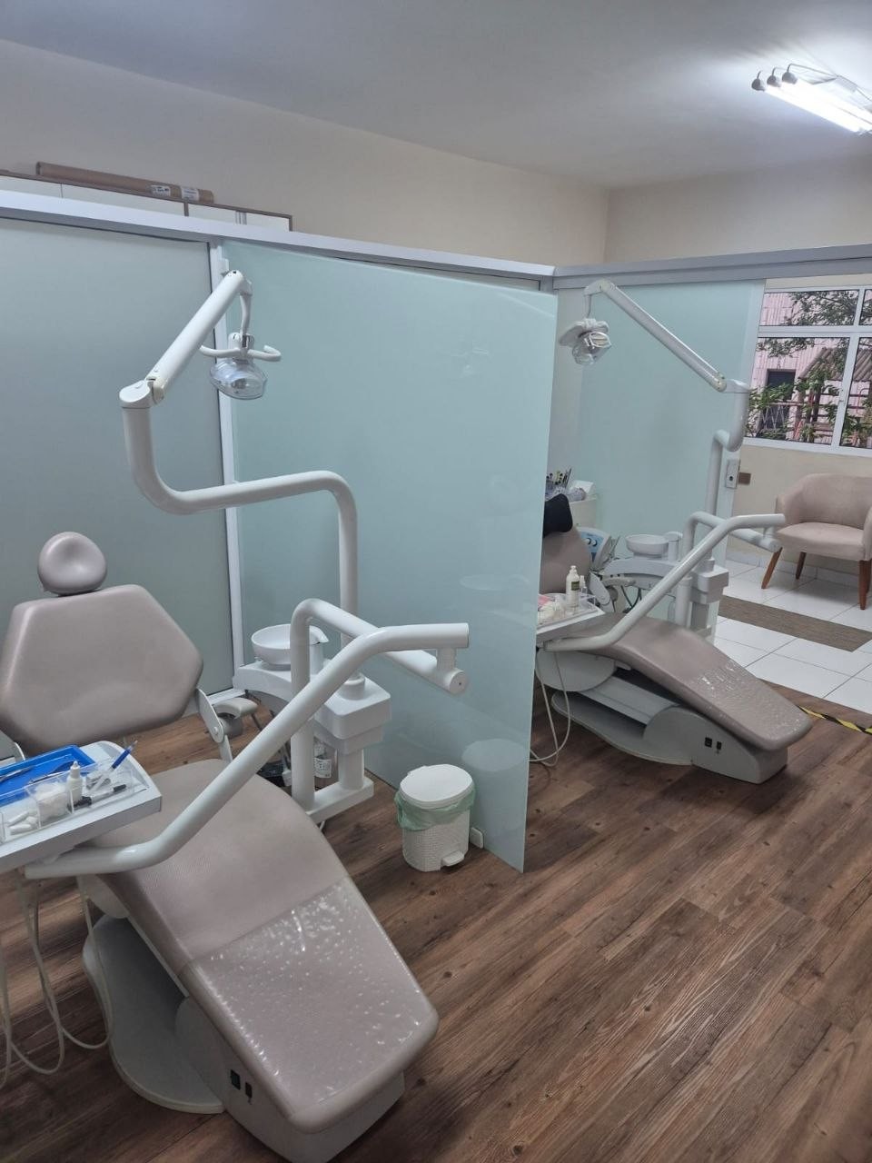Sala de atendimento odontológico com cadeiras modernas na Linhart Dental Care, São Bernardo do Campo