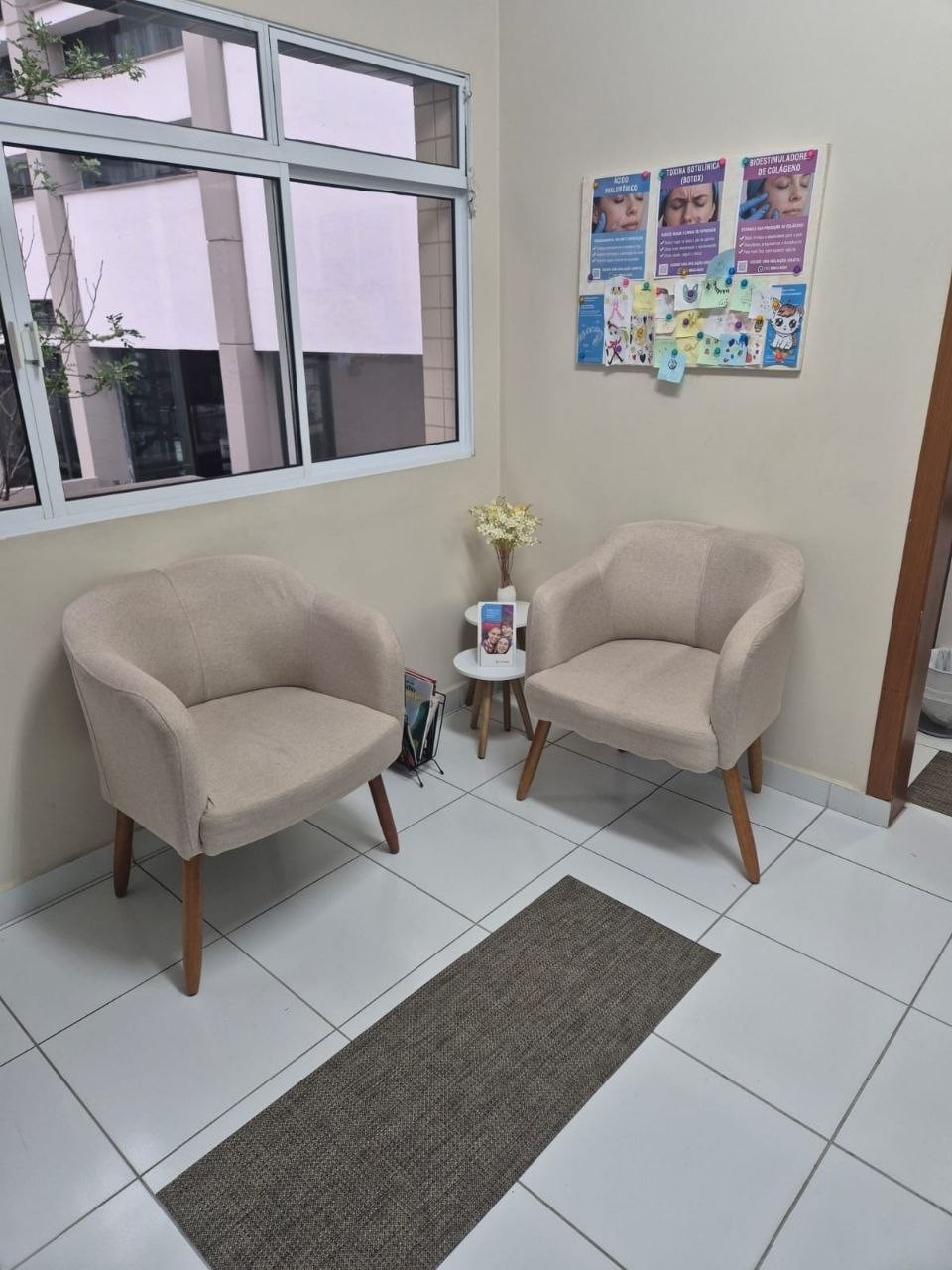 Sala de espera confortável na Linhart Dental Care, São Bernardo do Campo
